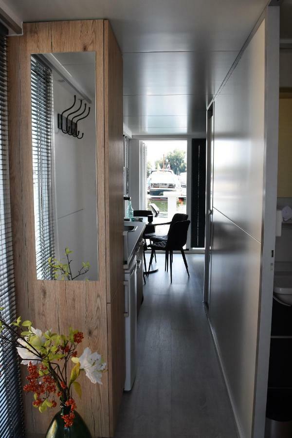Cosy Floating Boatlodge Athene Maastricht Esterno foto