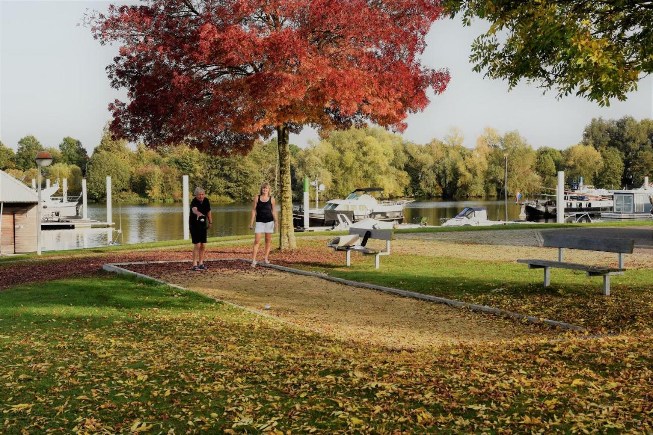 Cosy Floating Boatlodge Athene Maastricht Esterno foto